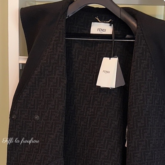 Authentic Fendi wool coat with scarf - Picture 8 of 15